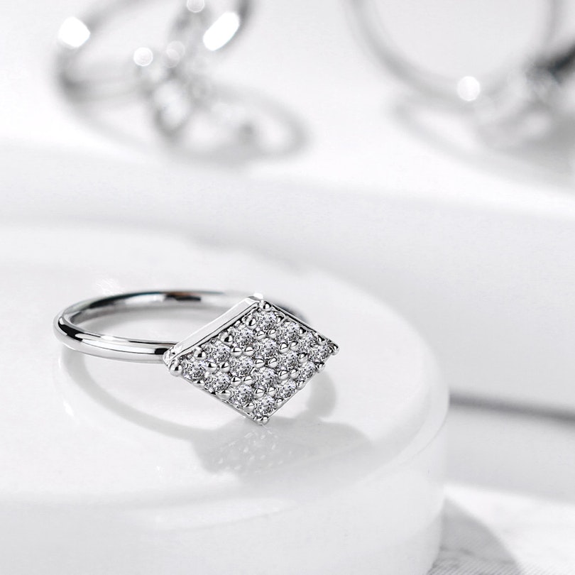 Ring mit diamantförmigem Design an der Seite