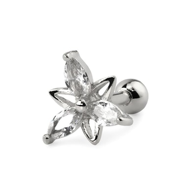 Ohrpiercing mit dreiblättriger Blume