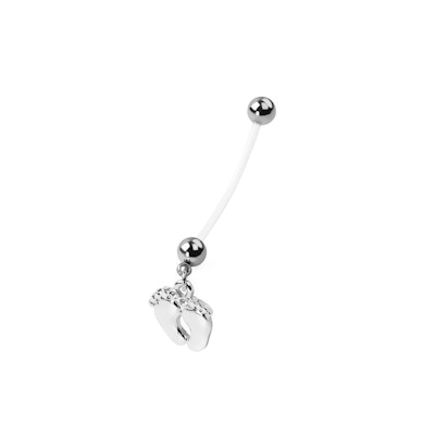 Bauchnabelpiercing für Schwangere mit blanken Füßen
