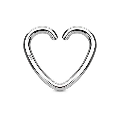 Herzförmiges Ohrpiercing aus 14 Karat Gold 
