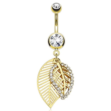 Vergoldetes Bauchnabelpiercing mit einem Blätteranhänger