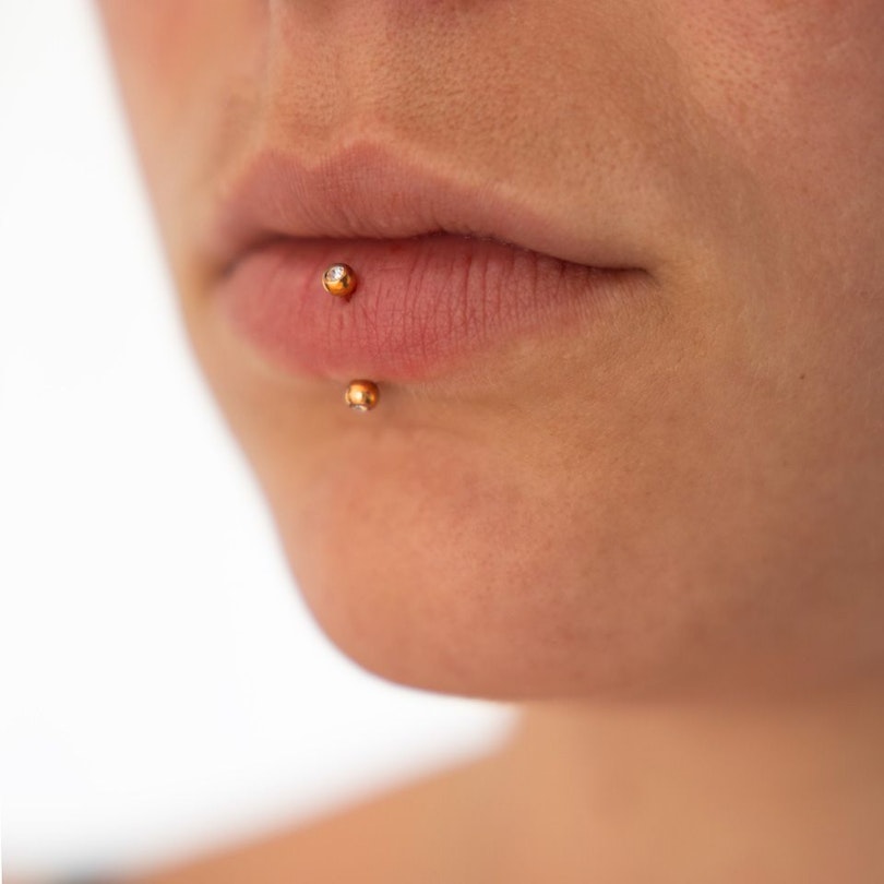 Rotgold beschichteter gebogener Stab mit klaren Steinen Piercings - Deutschland