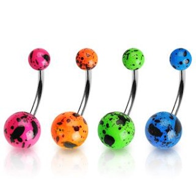 Bauchnabelpiercing mit schwarzen Flecken