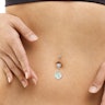 Bauchnabelpiercing mit einem Stein in Würfelform Körperpiercing - Deutschland