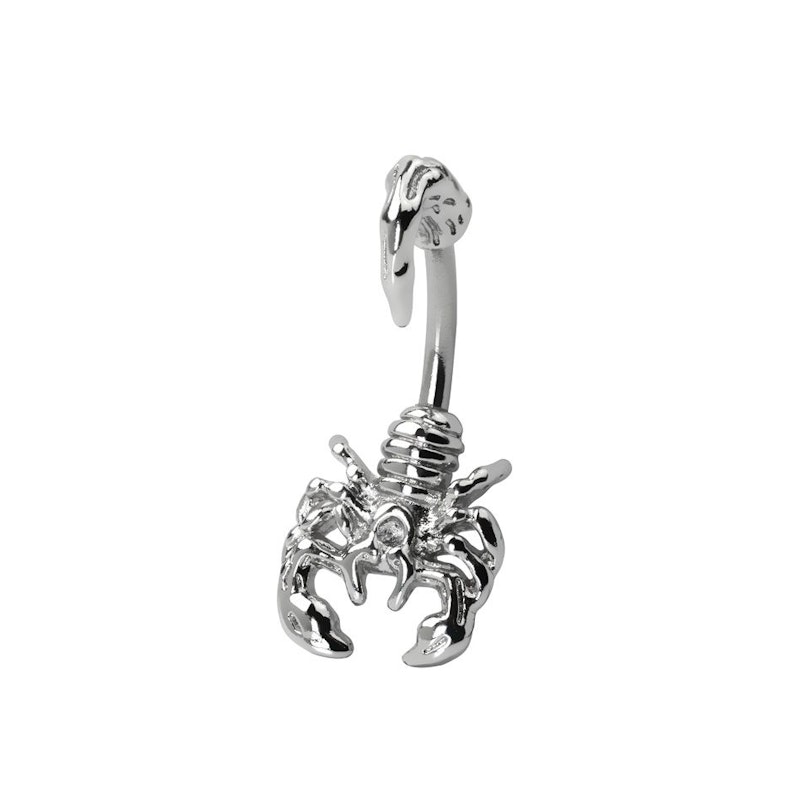 Bauchnabelpiercing mit einem Skorpion Piercings - Deutschland