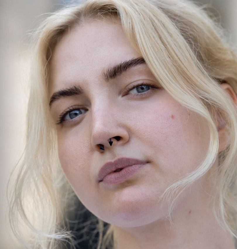 Mattschwarzes Hufeisen mit Spikes Piercing - Deutschland