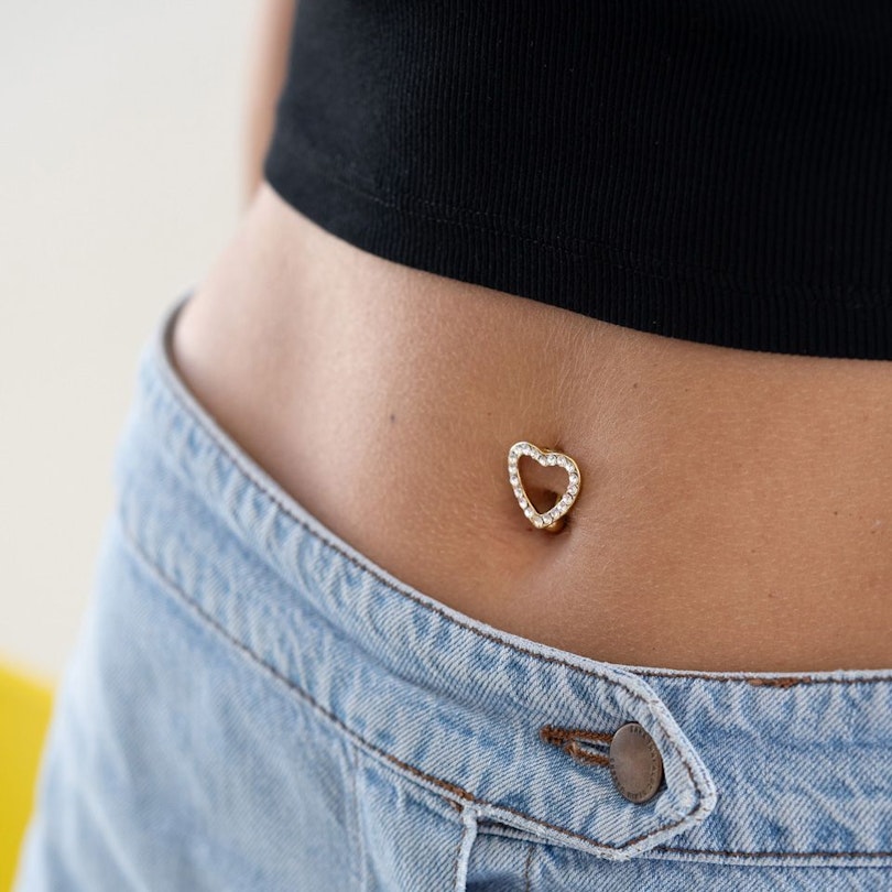 Bauchnabelpiercing mit einem großen Herz mit Steinkante Körperpiercing - Deutschland