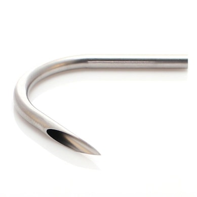 Gebogene sterile Piercingnadel.