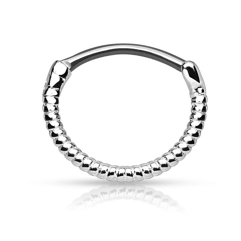 Septumpiercing mit einem gewundenen Draht Körperpiercing - Deutschland