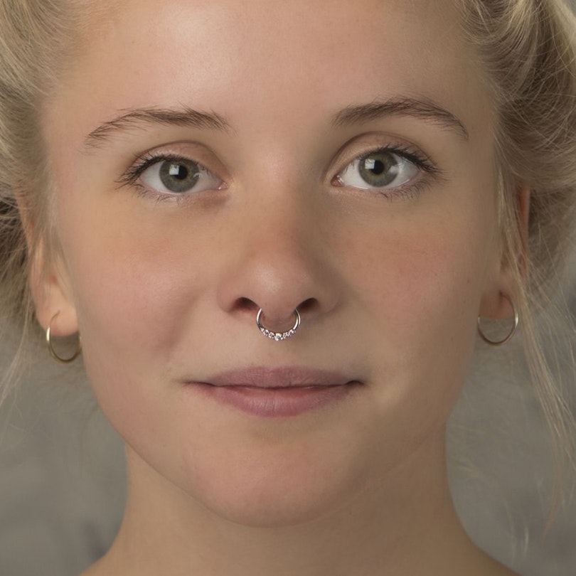 Septumclicker mit fünf Steinen Piercings - Deutschland