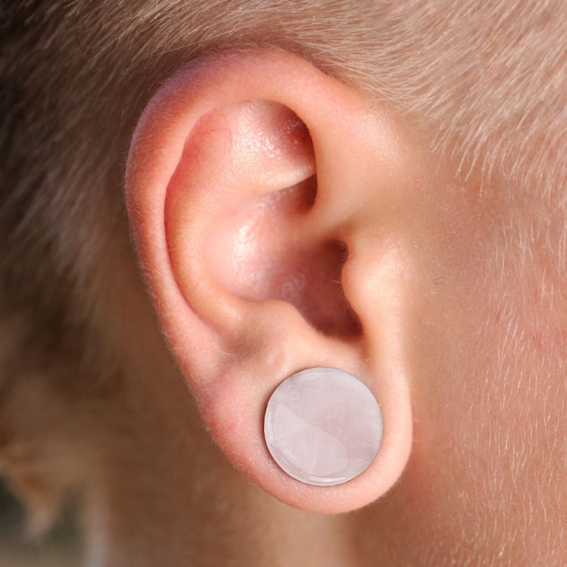 Plug aus Rosenquartz mit einem O-Ring Körperpiercing - Deutschland