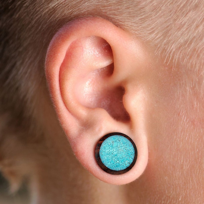 Plug aus Holz mit einem zersplitterten Türkis Piercingschmuck - Deutschland