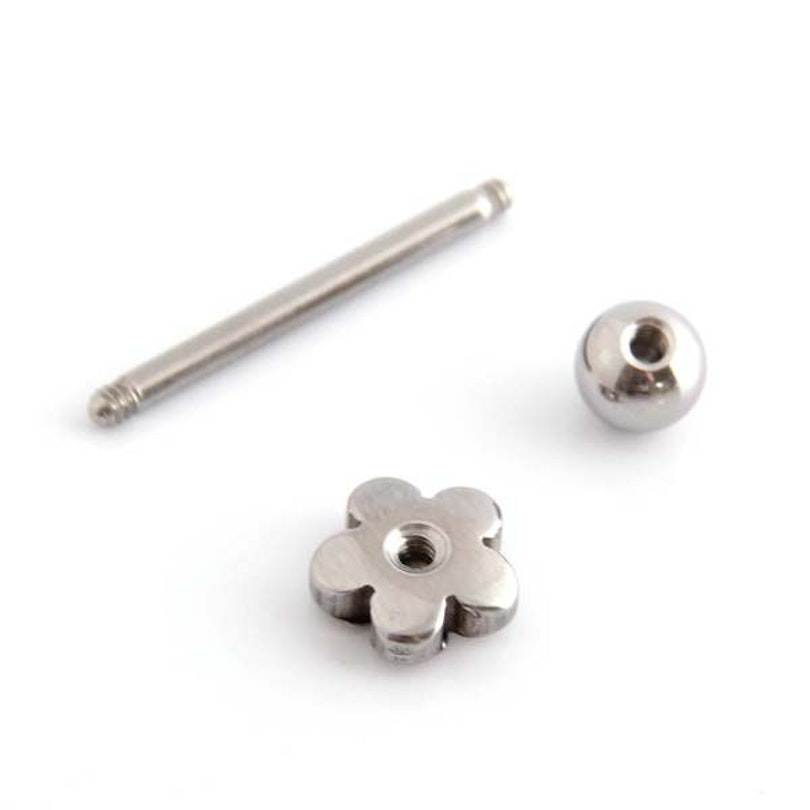 Zungenpiercing mit einer kleinen Blume Körperschmuck - Deutschland