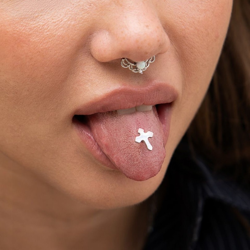 Zungenpiercing mit Kreuz Piercing - Deutschland