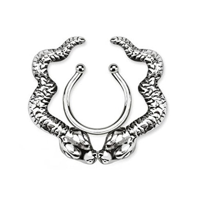 Fake Brustpiercing mit Schlangen
