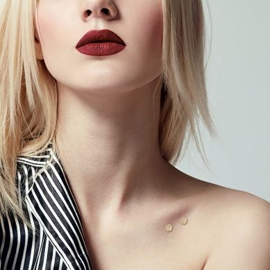 Mikrodermales Piercing am unteren Rücken