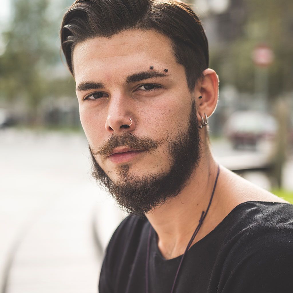 Gebogener Piercingstab mit Kugeln