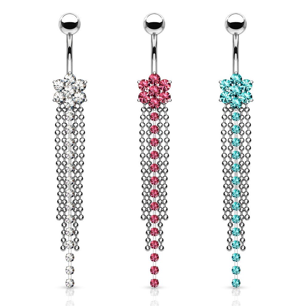 Bauchnabelpiercing mit einer Blume und Kettenanhänger