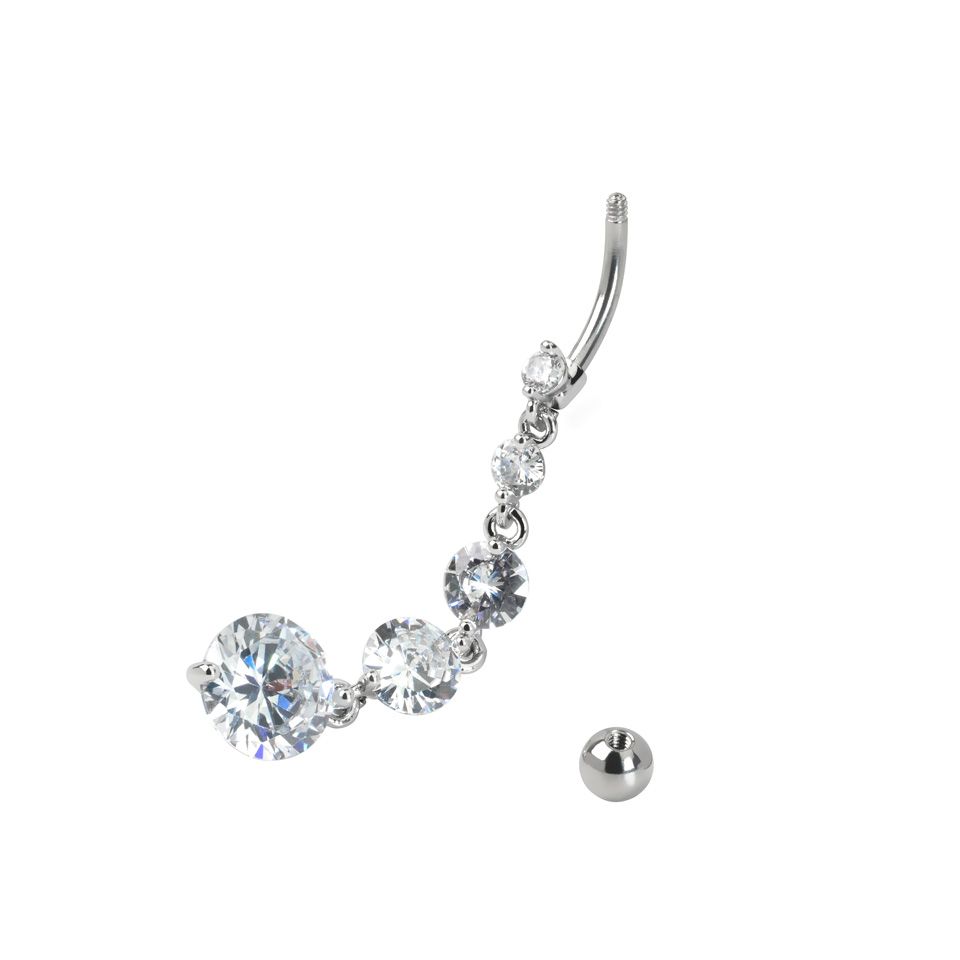 Bauchnabelpiercing mit einem langen Anhänger