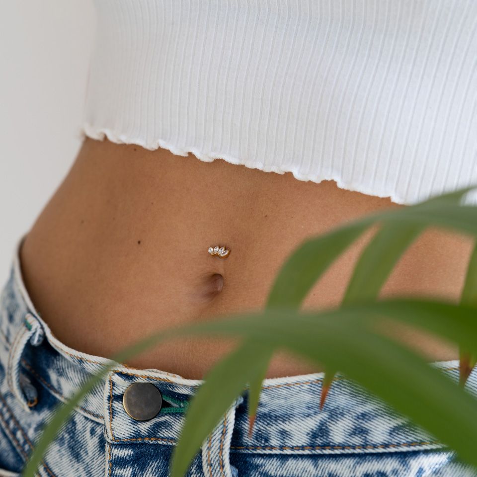 Titan-Bauchnabelpiercing mit tropfenförmigen Steinen