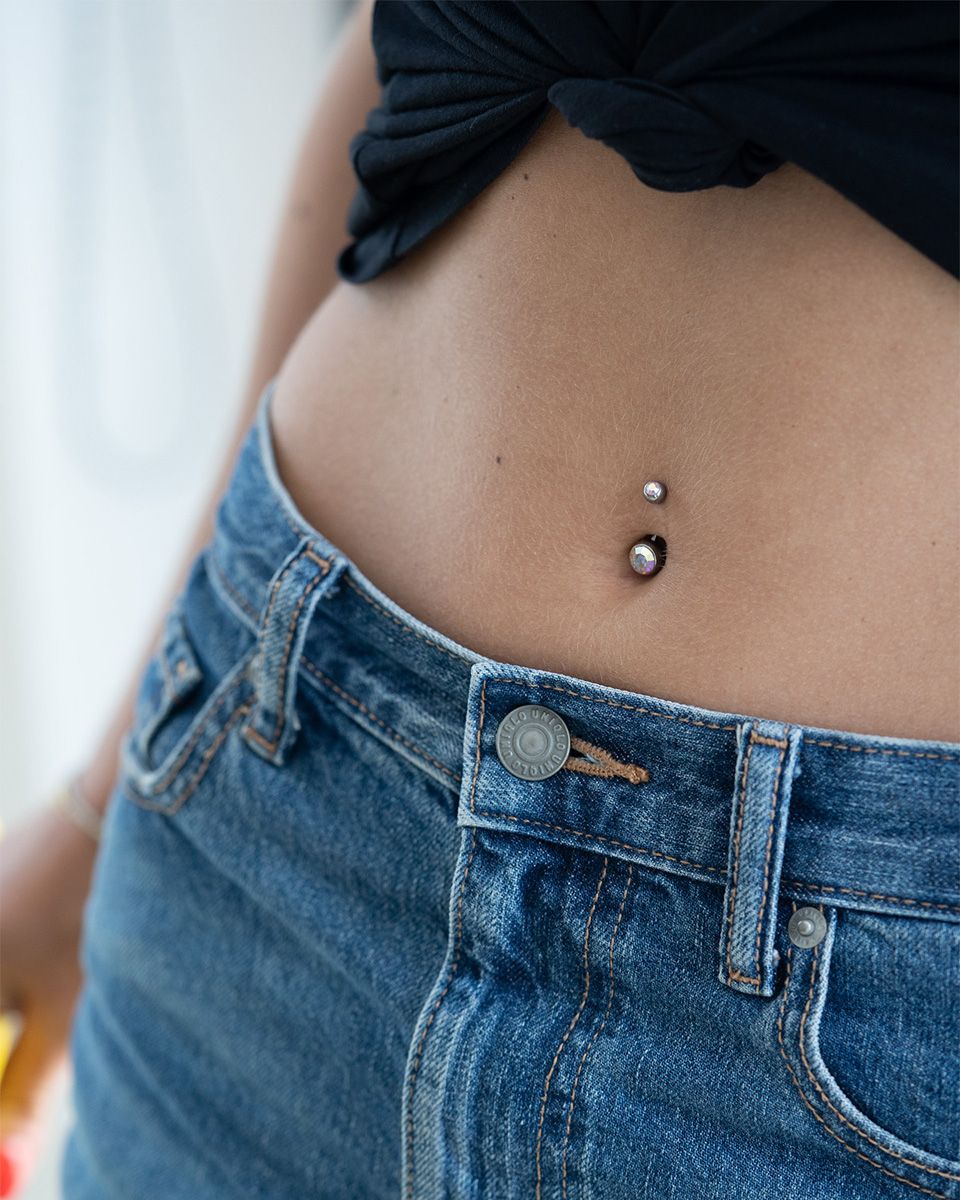 Bauchnabelpiercing aus Titan mit zwei Steinen