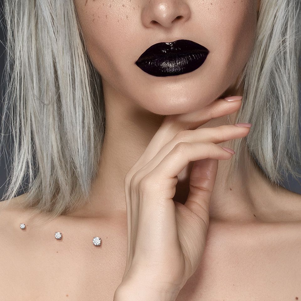 Dermal aus 14 Karat Gold mit einem Stein