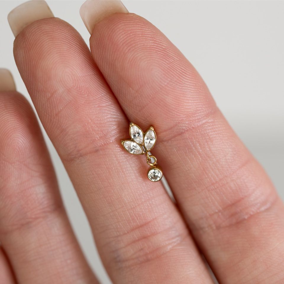 Titanlabret in Form einer Lotusblüte und einem Steinanhänger