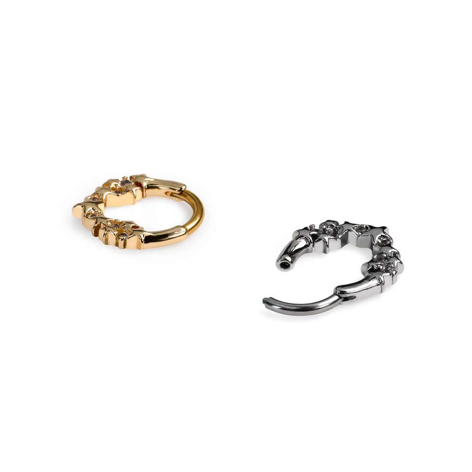 Nach vorne gerichteter Ring mit Sternen und Steinen