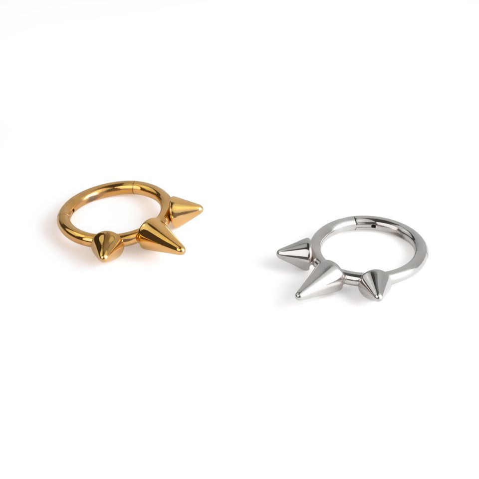 Ring aus Titan mit Scharnier und Spikes