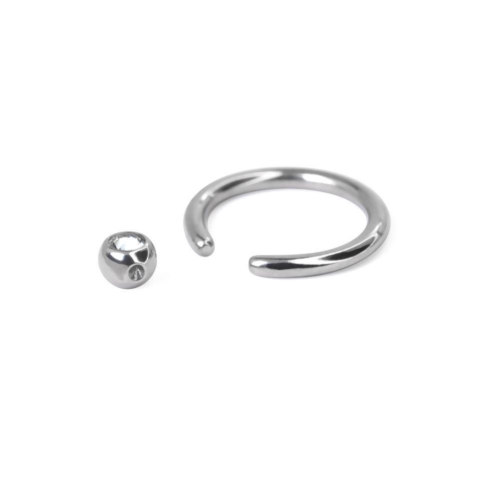Ring aus Titan mit einem Stein
