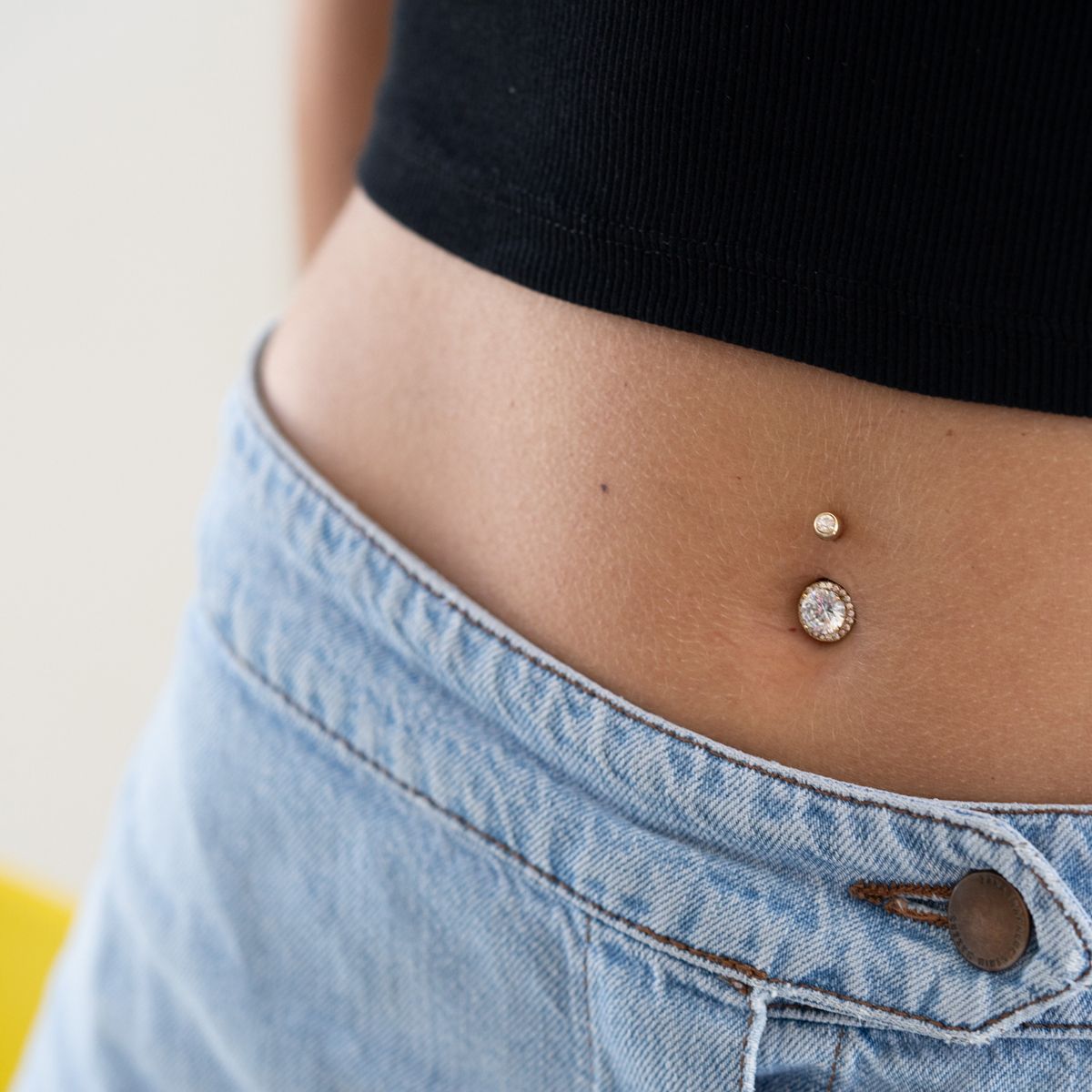 Bauchnabelpiercing mit facettengeschliffenem Mittelstein