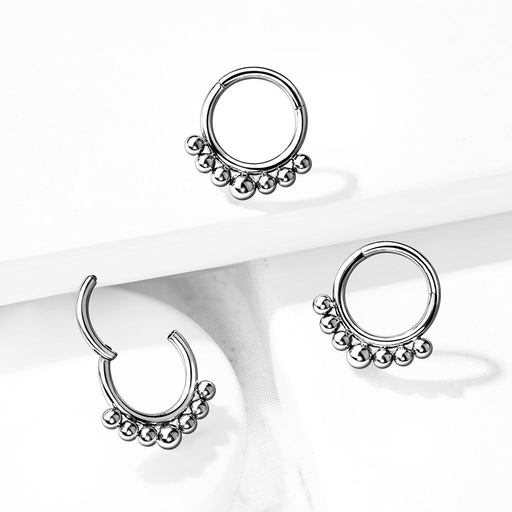Ring aus Titan mit einem Scharnier und kleinen Perlen