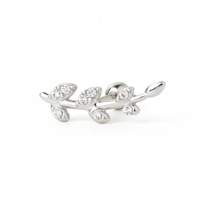 Ohrpiercing mit Blättern aus Steinen