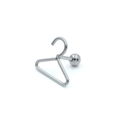 Ohrpiercing mit Kleiderbügel
