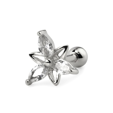 Ohrpiercing mit dreiblättriger Blume