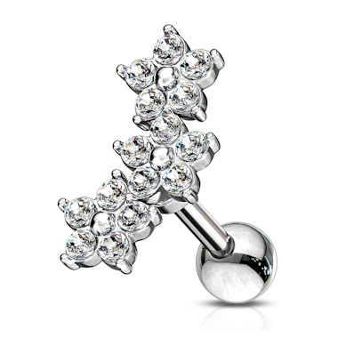 Ohrpiercing mit drei Blumen in einer Reihe