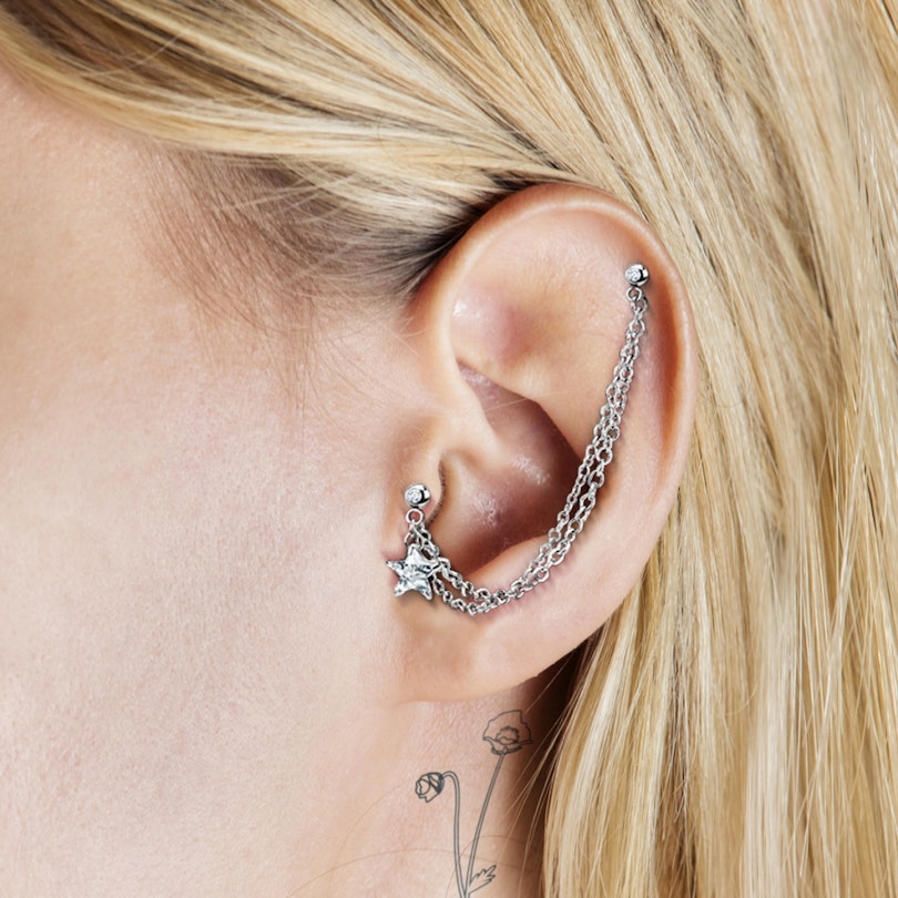 Tragus- oder Helixpiercing mit einem Stern Piercings - Deutschland