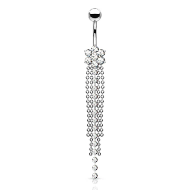 Bauchnabelpiercing mit einer Blume und Kettenanhänger