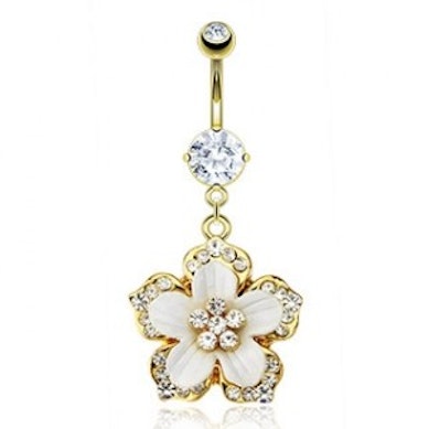 Vergoldetes Bauchnabelpiercing mit einer Blume