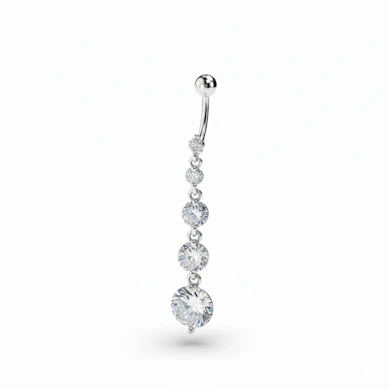 Bauchnabelpiercing mit einem langen Anhänger