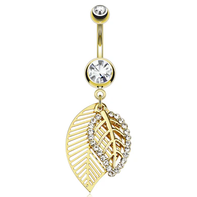 Vergoldetes Bauchnabelpiercing mit einem Blätteranhänger