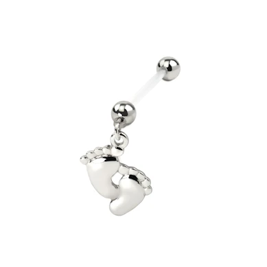 Bauchnabelpiercing für Schwangere mit blanken Füßen