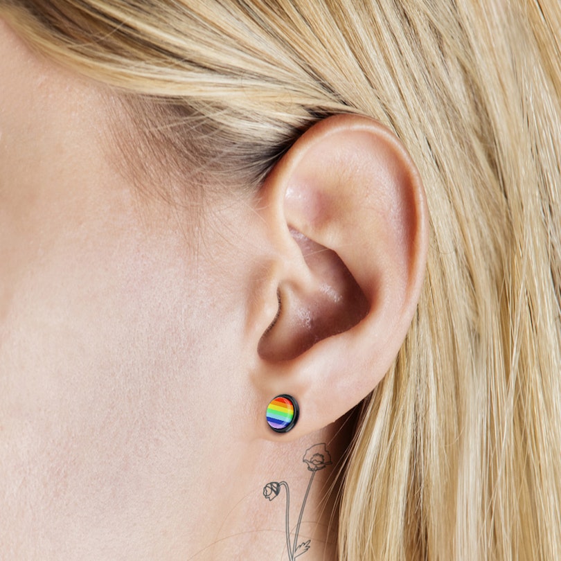 Regenbogenfarbener Fake Plug Piercings - Deutschland