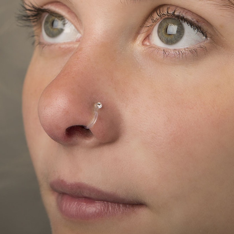 Fake Nasenpiercing mit einem Stein Piercing - Deutschland