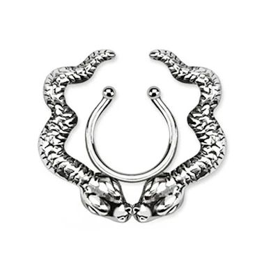 Fake Brustpiercing mit Schlangen