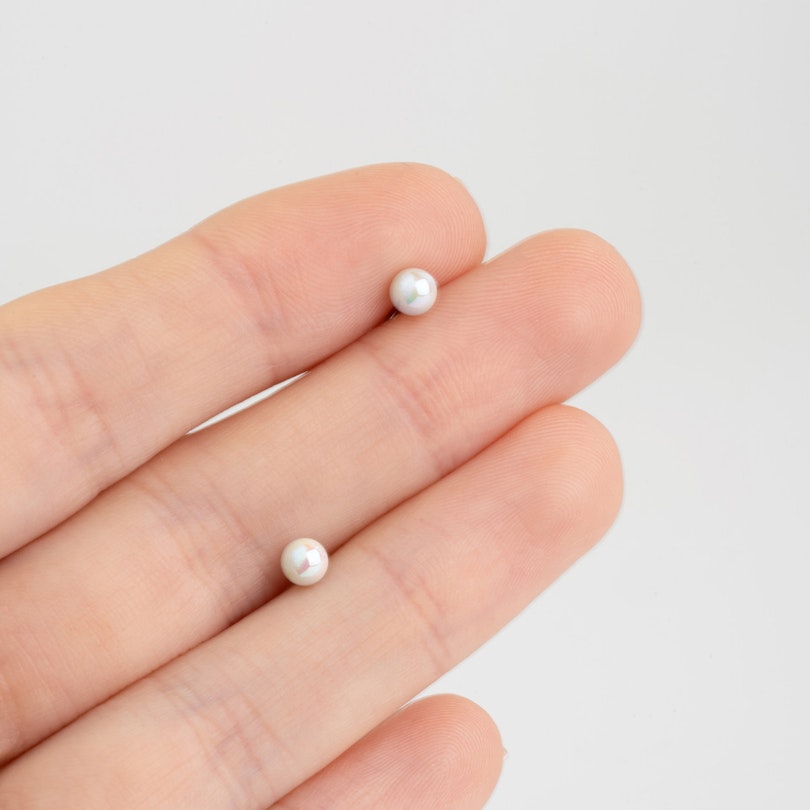 Labret mit einer Perlenkugel aus Acryl in vielen Farben Körperpiercing - Deutschland