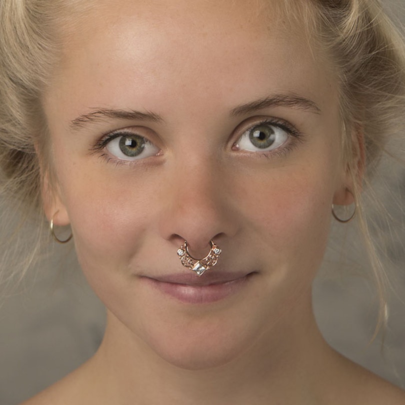 Septumpiercing mit Verschnörkelungen und viereckigen Stein Piercings - Deutschland
