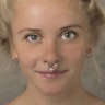 Septumpiercing mit Verschnörkelungen und viereckigen Stein Piercings - Deutschland