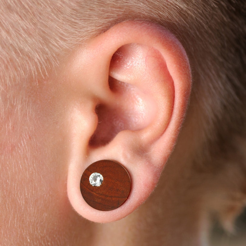Plug aus Mahagonieholz mit einem Stein Piercings - Deutschland