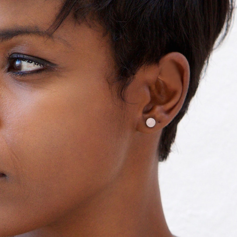 Plug aus Rosenquartz mit einem O-Ring Piercing - Deutschland